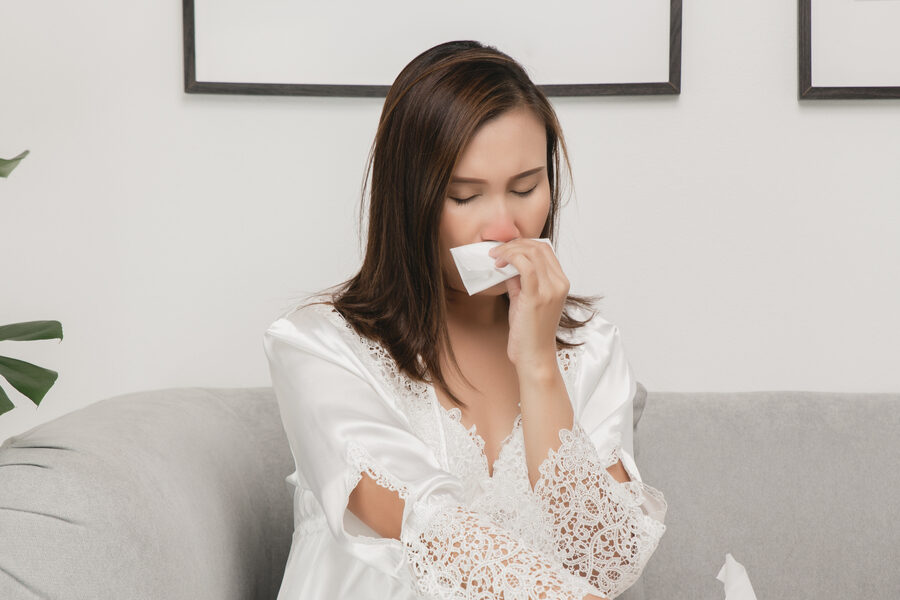 アレルギー性鼻炎の症状とは？花粉症との違いや原因について解説