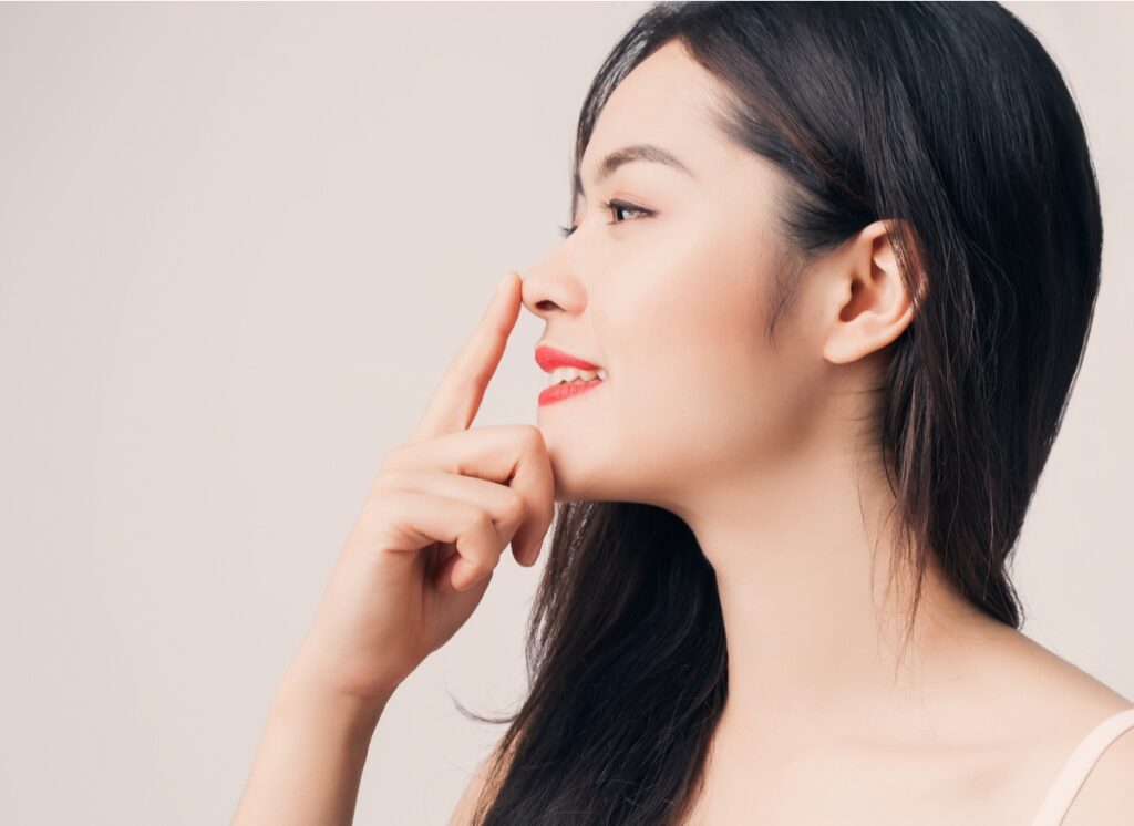 【整形いらず】鼻筋がない！とお悩みならメイク&マッサージで解決-1