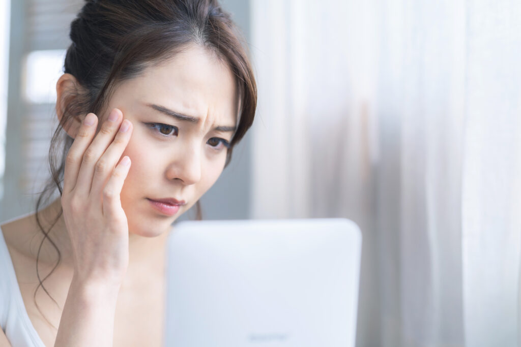奥目の特徴とは？出目との違いや奥目に似合うメイクをご紹介-3